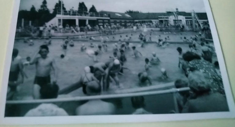 Tamworth Bathing Pool. Happy days at Tamworth Pool - image