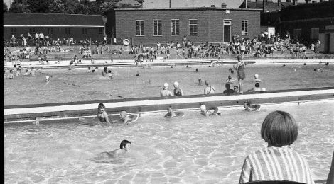 Colchester Open Air Swimming Baths - overlooking to poolimage